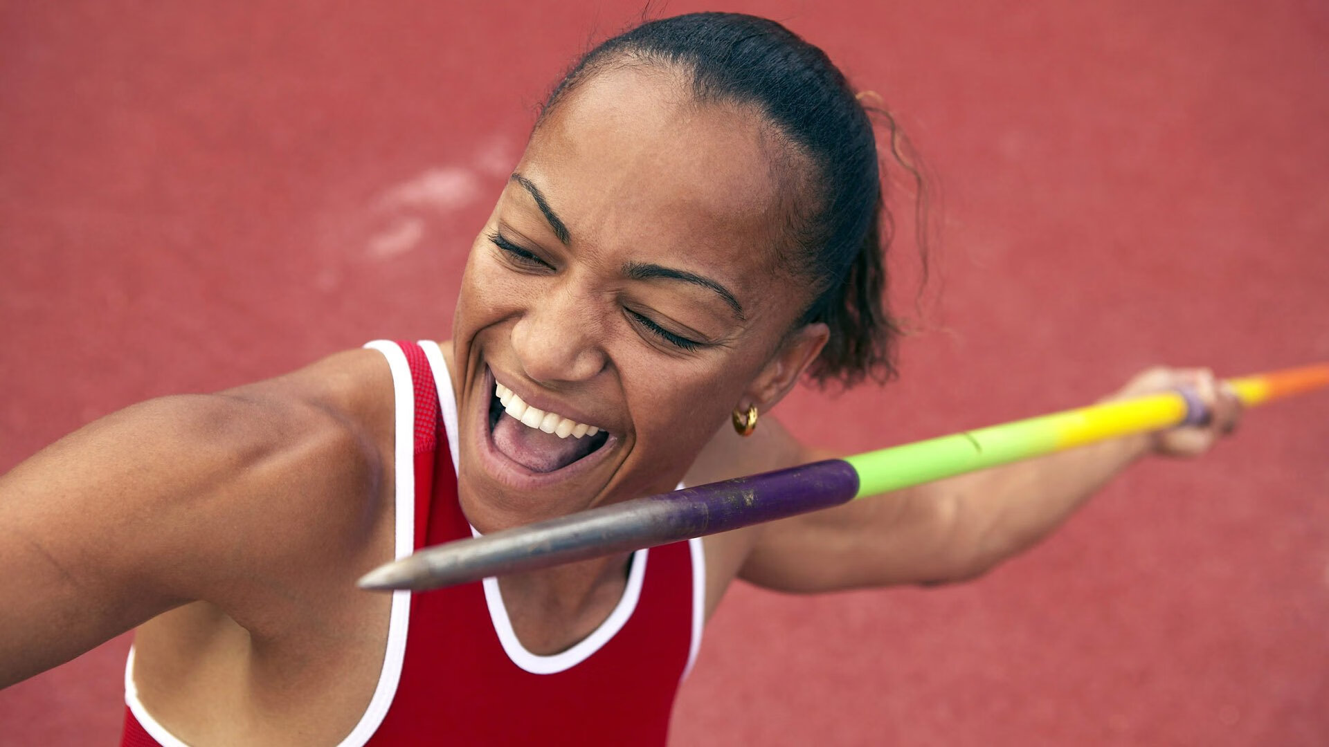 “新加坡游泳赛场:泳者挑战自我,争夺荣誉”